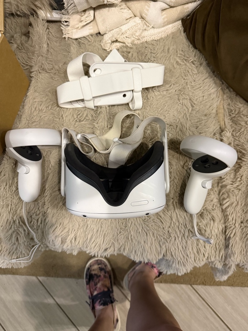 Oculus White Standalone VR Headset with Dual White Controllers